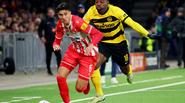 שחקן הכוכב האדום בלגרד מרקו סטאמניץ' לפני שחקן יאנג בויז ז'אן פייר אנסמה (צילום: רויטרס)