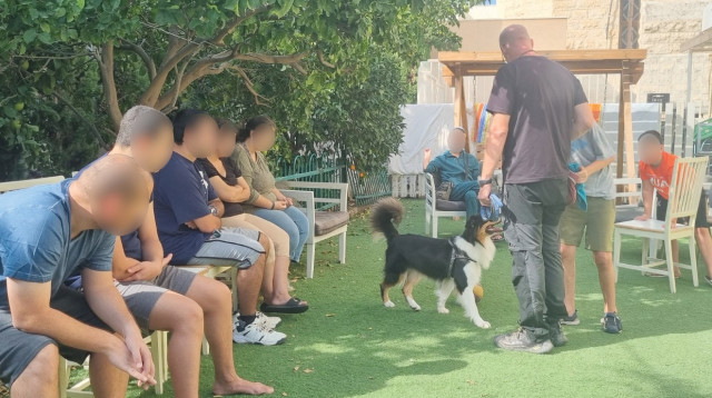 עם הפנים המטושטשות- הדיירים בהוסטל החלופי ברמלה (צילום: באדיבות ארגון בית עדן)