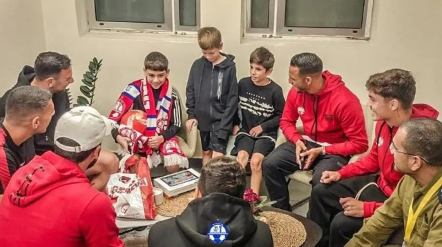 איתן יהלומי עם שחקני הפועל באר שבע (צילום: אתר רשמי, הפועל באר שבע)