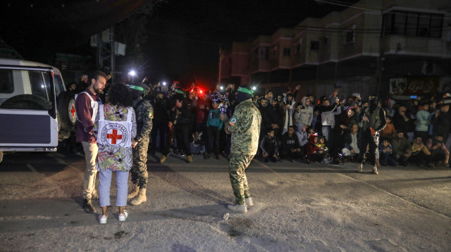 החזרתם של החטופים לידי הצלב האדום (צילום: פלאש 90)
