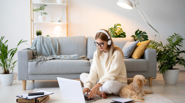 7 דברים שבעידן הדיגיטלי אפשר לעשות מהבית (צילום: FREEPIK)