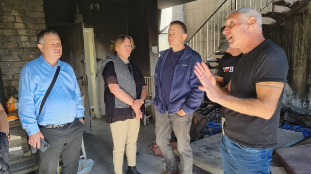 אמירה אהרונוביץ, משה עשירי וארז שני בקיבוץ בארי יחד עם חיים ילין (צילום: באדיבות הסוכנות היהודית)