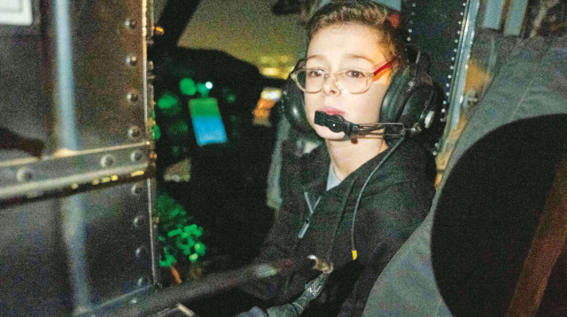 אוהד מונדר במסוק שהוביל אותו לבית החולים "שניידר"  (צילום: באדיבות המשפחה)