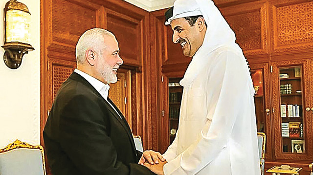 קטאר תמים בן חמד אאל ת'אני עם אסמאעיל הנייה  (צילום:  צילום מסך אל ג'זירה)