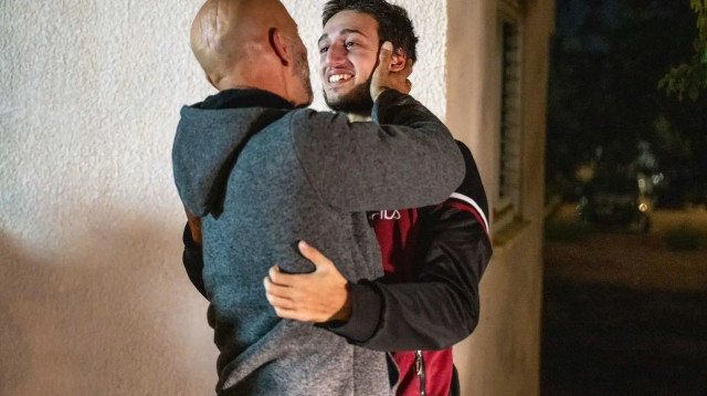 ליאם אור עם אביו עם הגעתו לבסיס חיל האוויר בחצרים, 30 בנובמבר 2023 (צילום: דובר צה"ל)