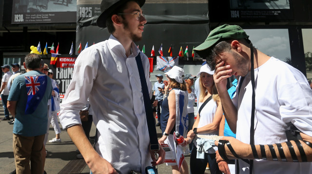 יהודי מניח תפילין באוסטרליה (צילום: Lisa Maree Williams)