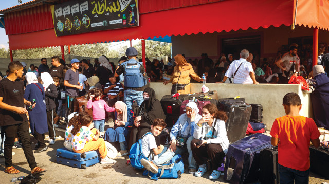 פליטים פלסטינים במעבר רפיח (צילום: עטיה מוחמד, פלאש 90)