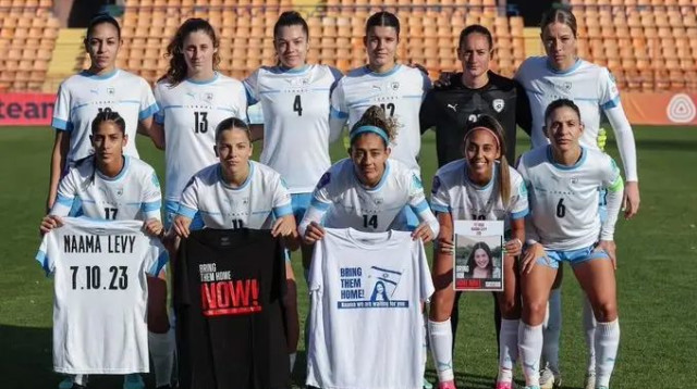 הנבחרת לפני המשחק עם מחווה למען נעמה לוי החטופה (צילום: אתר רשמי, אסי קיפר, ההתאחדות לכדורגל)