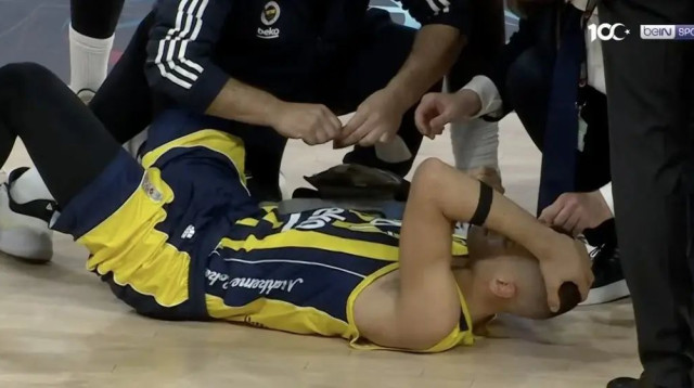 ים מדר, שחקן פנרבחצ'ה נפגע מחפץ שהושלך מהיציע (צילום: צילום מסך, מתוך טוויטר)