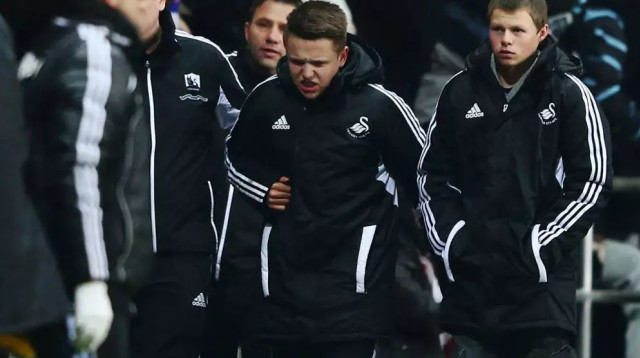 צ'ארלי מורגן, סוונסי, אחרי שספג בעיטה משחקן צ'לסי אדן הזאר (צילום: GettyImages, Michael Steele)