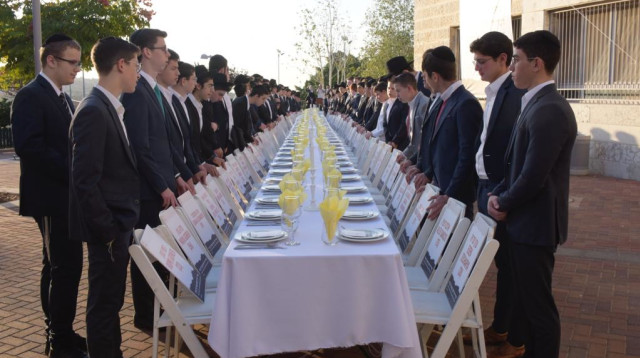 תלמידי ישיבת "נהורא" מצטרפים למיזם להשבת החטופים (צילום: יח"צ)