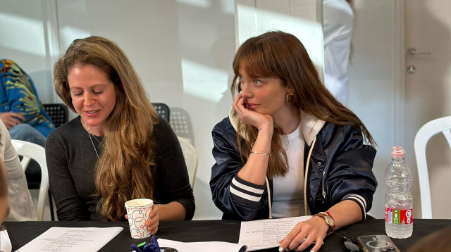 האקסית והנוכחית. בוימולד ופרידר בהקראת התסריט של "ספין" (צילום: באדיבות הוט)