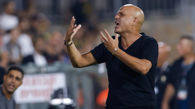 מאמן בית"ר ירושלים יוסי אבוקסיס (צילום: מאור אלקסלסי)