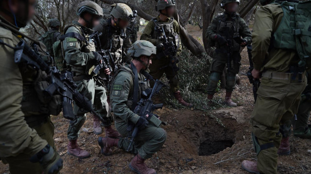 הלוחמים ליד פירי המנהרות ברצועת עזה (צילום: דובר צה"ל)