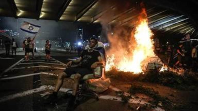 מפגין במחאה למען הדמוקרטיה. נתיבי איילון, תל אביב (צילום: אריאל שליט, פול)