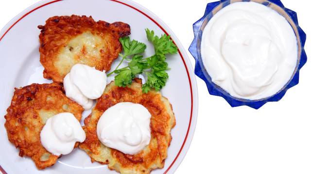 לביבות אפויות בשילוב מנת חלבון (צילום: באדיבות קופ״ח מאוחדת מחוז צפון)