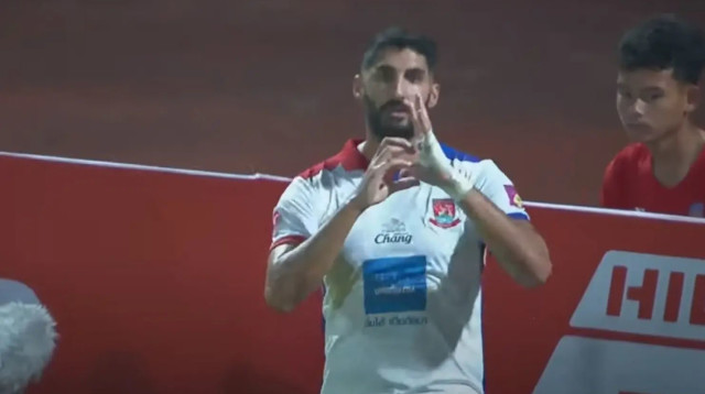 לידור כהן שחקן טראט מסמן חצי לב (צילום: צילום מסך, .)