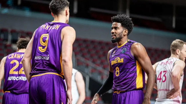 שחקן הפועל חולון שון דאוסון עם האנס ואנוויין (צילום: אתר רשמי, fiba.com)