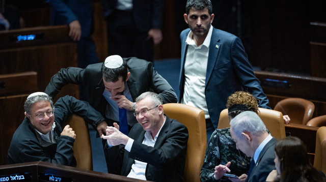 חברי הקואליציה בכנסת בתמונה שעוררה סערה בצל המלחמה (צילום: יונתן זינדל, פלאש 90)