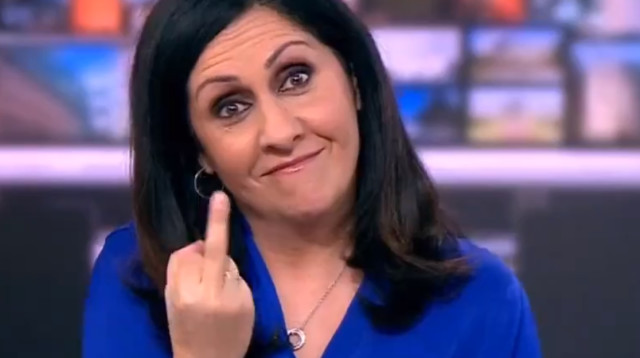 המגישה ב-BBC מניפה אצבע משולשת (צילום: צילום מסך)