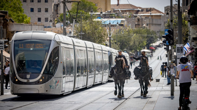 שוטרים בירושלים (צילום: Yonatan Sindel/Flash90)
