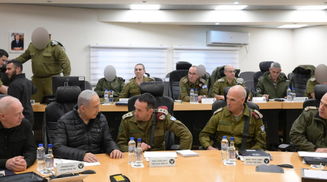 בנימין נתניהו, יואב גלנט, הרצי הלוי בהערכת מצב (צילום: עמוס בן גרשום לע"מ)