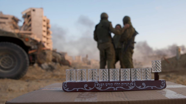 חיילים חוגגים את חג החנוכה בשטח (צילום: שימוש לפי סעיף 27א')