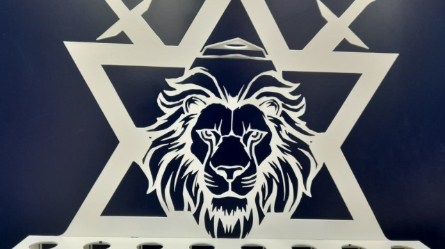 חנוכיה ברוח מלחמת חרבות ברזל בעיצוב "משכן התכלת" (צילום: צבי תקשורת)