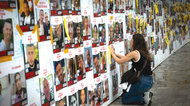 כיכר החטופים בתל אביב (צילום: מרים אלסטר)