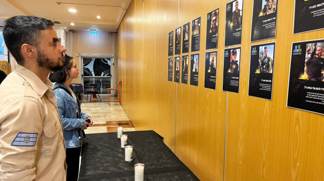 הדלקת נר ראשון לחיילים בודדים (צילום: עמותת אח גדול למען חיילים בודדים)