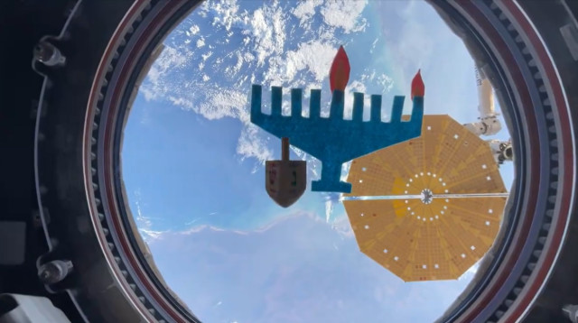 האסטרונאוטית ג'סמין מוג'בלי חוגגת חנוכה בחלל (צילום: שימוש לפי סעיף 27א')