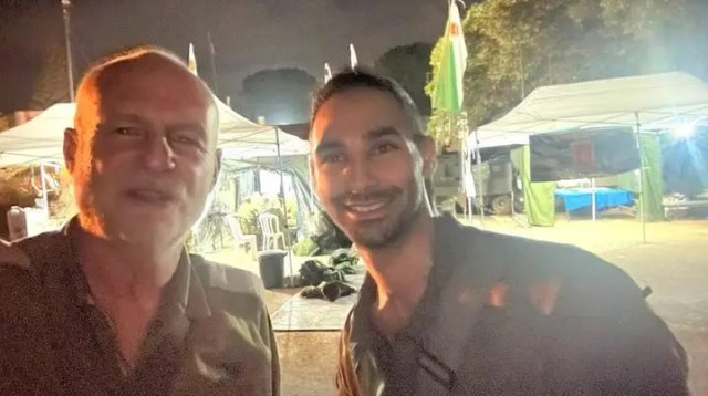 שופט הכדורגלן ניב שטייף עם גיורא ענבר (צילום: אתר רשמי, איגוד השופטים)