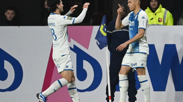 ונדרסון שחקן מונאקו (מימין) חוגג שער עם טאקומי מינאמינו (צילום: GettyImages, SEBASTIEN SALOM-GOMIS/AFP)