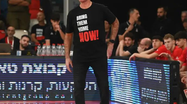 "אני מציע למנכ"ל מנהלת הליגה לבוא יום אחד ולנסות להחתים זרים כשאנחנו חיים בגליל". פלג (צילום: ברני ארדוב)