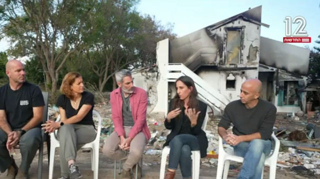 הכתבה באולפן שישי על הטבח בבארי (צילום: צילום מסך חדשות 12)