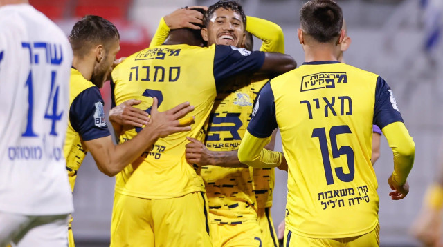 שחקני בני ריינה, פרדי ורגאס, סמביניה (צילום: מאור אלקסלסי)