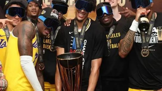 שחקני לוס אנג'לס לייקרס (צילום: אתר רשמי, הטוויטר של לוס אנג'לס לייקרס)