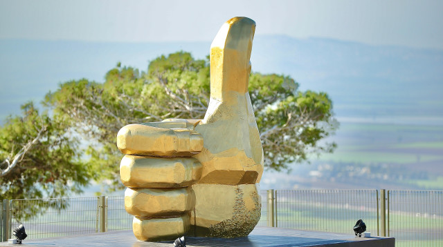 פסל הלייק בנוף הגליל (צילום: עיריית נוף הגליל)