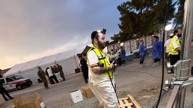 נס הנחת התפילין של מתנדב "זק"א תל-אביב" בקיבוץ ניר עוז (צילום: דוברות זק"א תל אביב)