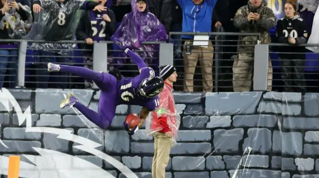 טיילן וואלאס מבולטימור חוגג את החזרת הפאנט לטאצ'דאון ניצחון מול הראמס (צילום: GettyImages, Rob Carr)