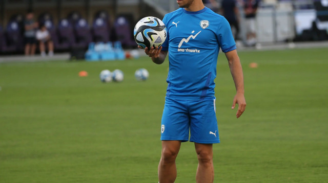 מנור סולומון באימון נבחרת ישראל (צילום: אודי ציטיאט)