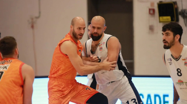 עמית ביר כץ שחקן א.ס. רמת השרון מול רביב פיטשון שחקן מכבי ראשון לציון (צילום: אתר רשמי, שחר ברגר)