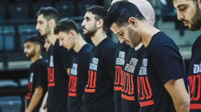 שחקני הפועל בני כפר קאסם במחווה לשחרור החטופים (צילום: אתר רשמי, הליגה הלאומית בכדורסל)