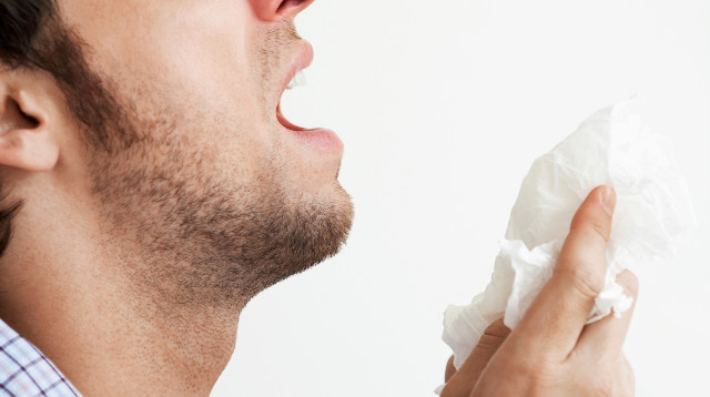 אסור לעצור את העיטוש - זו הסיבה (צילום: אינג'אימג')