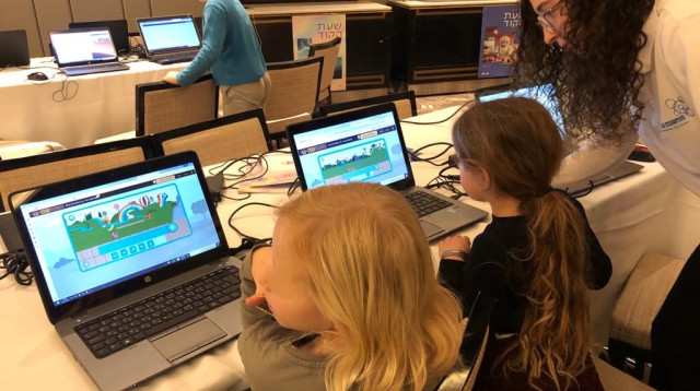 ההפוגה הייחודית והמעשירה לילדים שפונו - בסימן שבוע הקוד הבינלאומי (צילום: עמותת מחשבה טובה)
