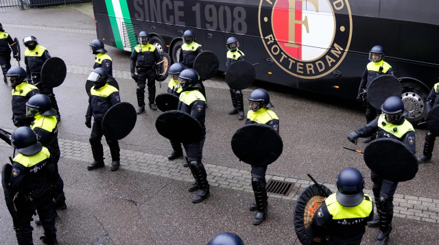 שוטרים בהולנד, מחוץ לאצטדיון של פיינורד (צילום: GettyImages, BSR Agency)