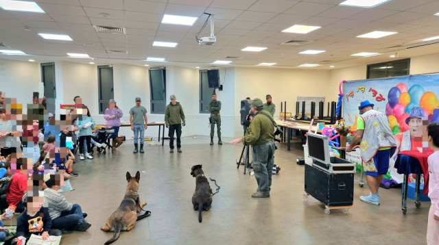 המופע של יחידת הכלבנים באפרת שבגוש עציון (צילום: דוברות יכ"ל)