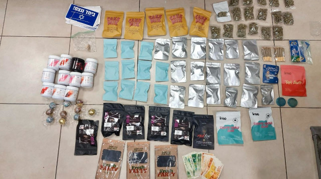 הממצאים שנתפסו בפעילות בלשי יל"פ ציון (צילום: דוברות המשטרה)