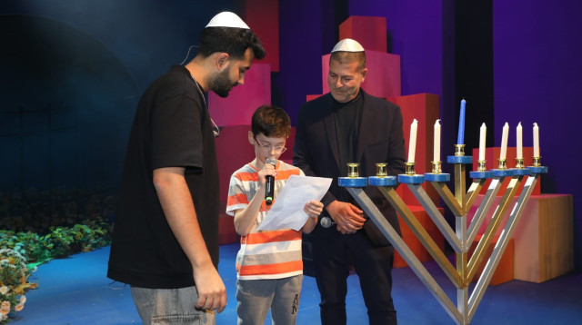 אוהד מונדר מדליק נרות חנוכה (צילום: ענת חרמוני)