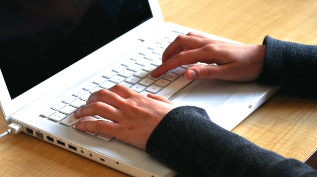 אישה במחשב (צילום: סופי גורדון, פלאש 90)